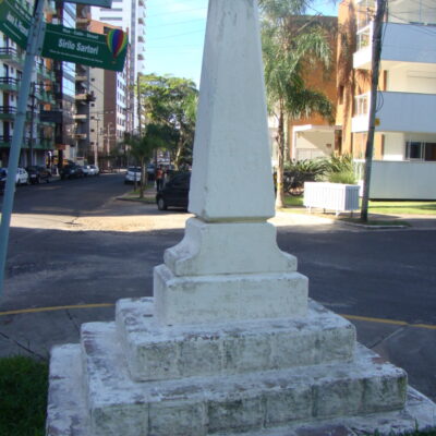 Obelisco comemorativo do calçamento do centro da Vila de Torres