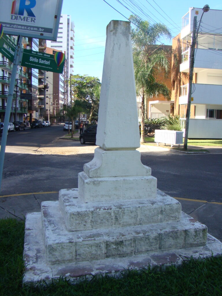 Obelisco comemorativo do calçamento do centro da Vila de Torres